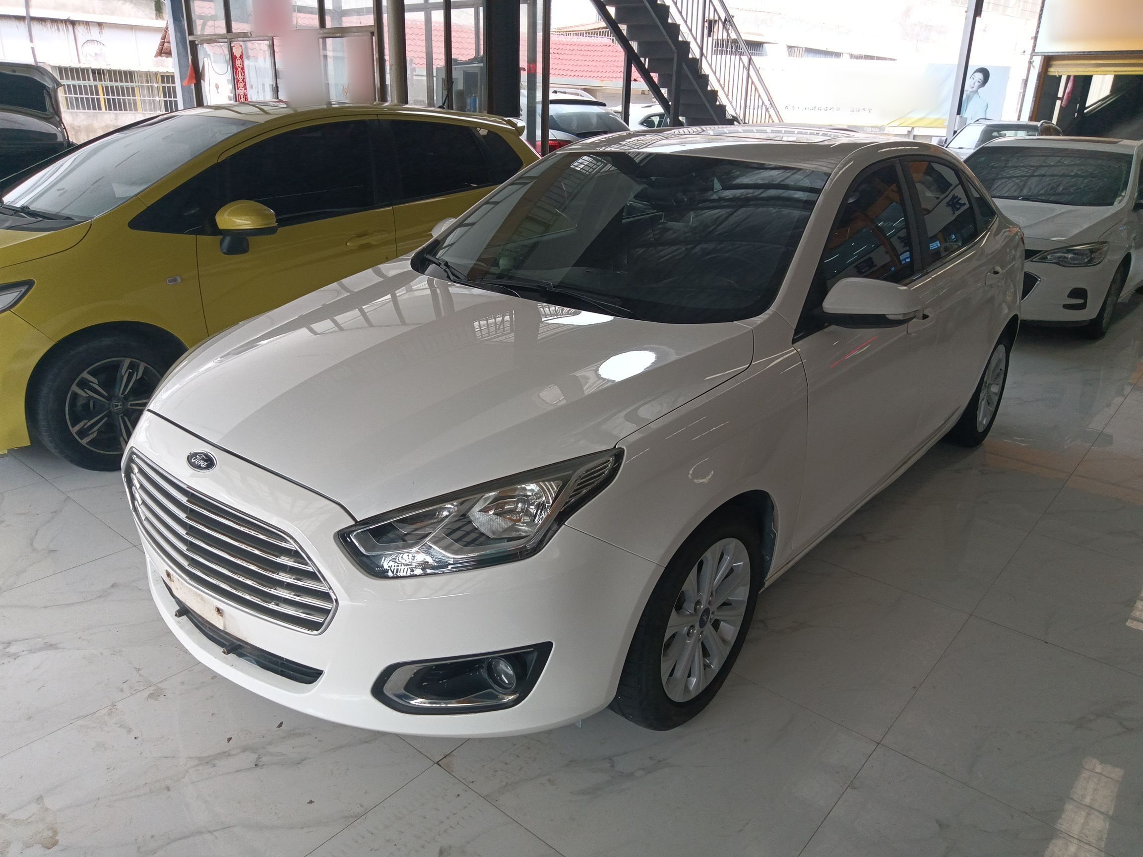 تحت مقدمة السيارة