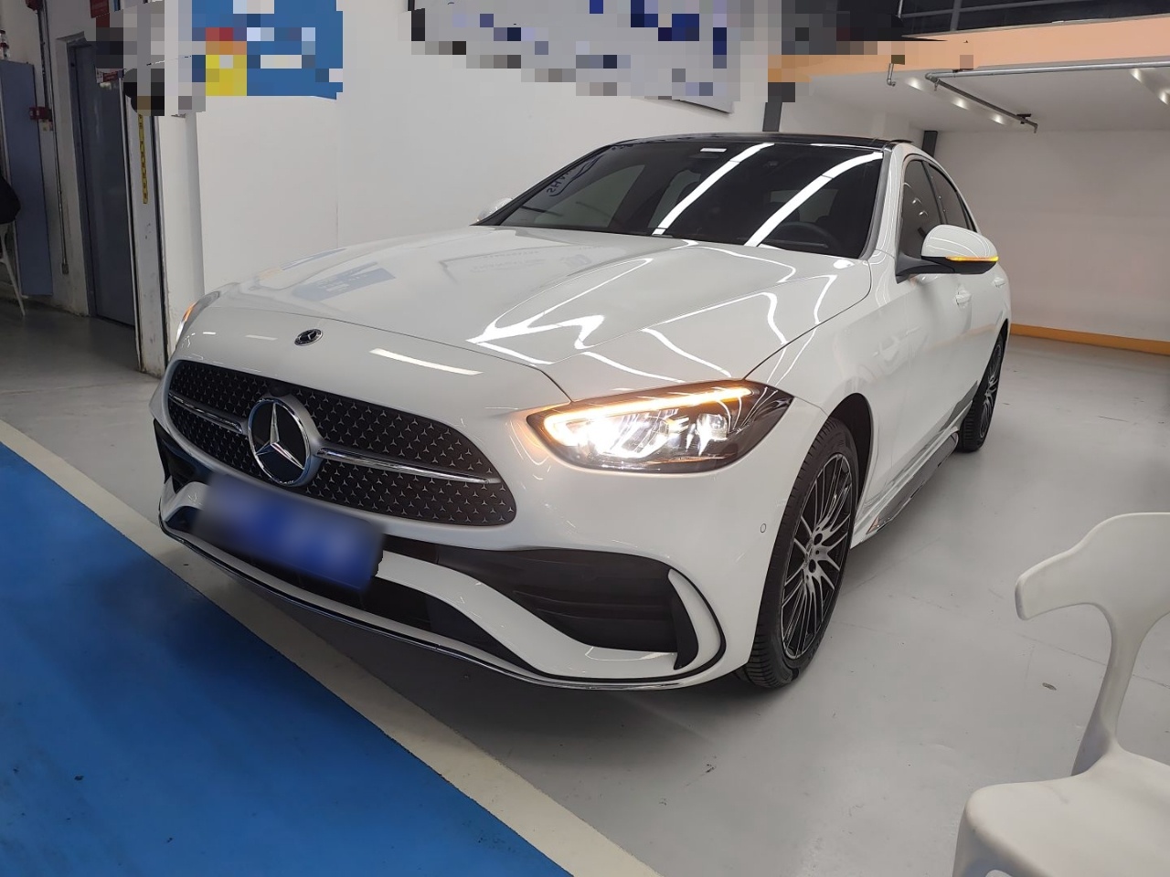 تحت مقدمة السيارة