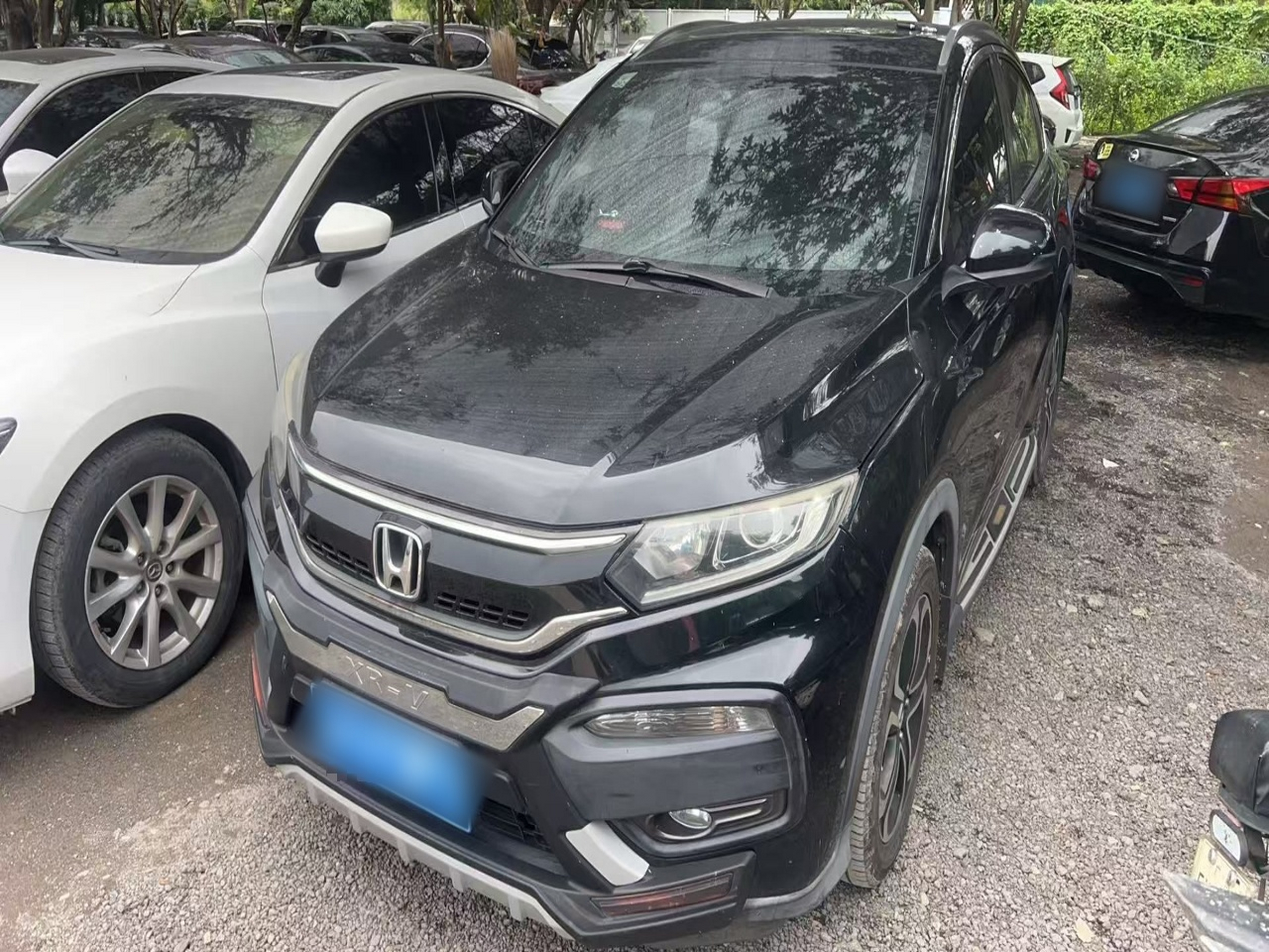 Под передней частью автомобиля