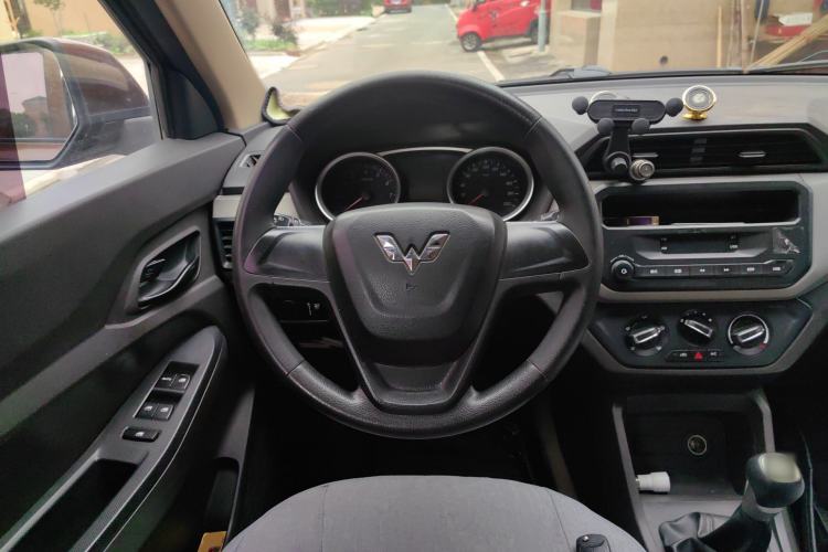 Used Wuling Hongguang 2018 1.5L S Standard Version L2B Steering Wheel