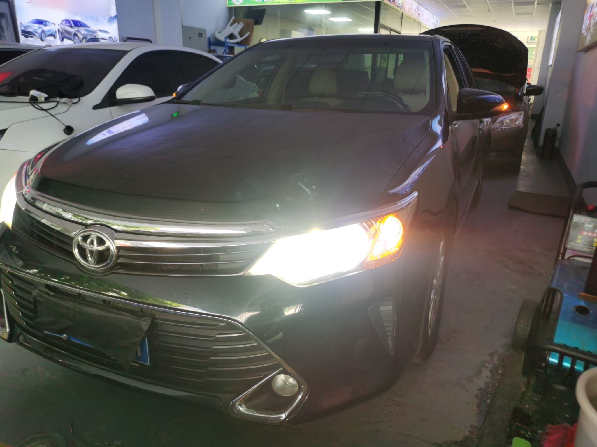 Под передней частью автомобиля