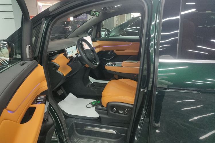 Used Geely Galaxy LEVC L380 2024 140-Degree 6-Seater All-Wheel-Drive Ultra