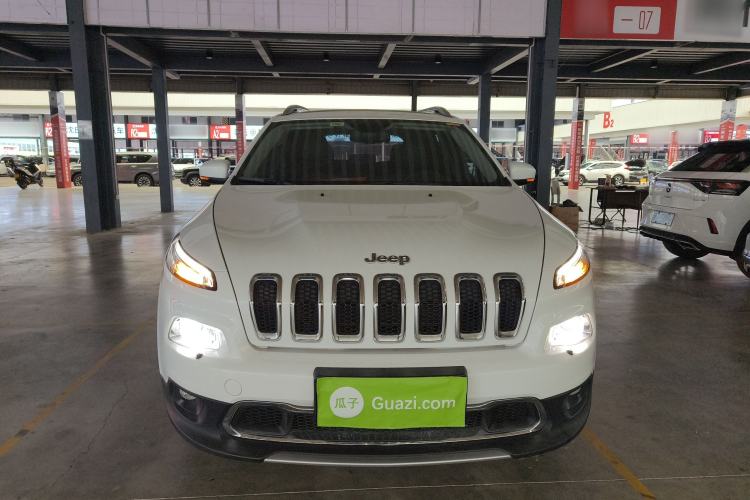 Used Jeep Cherokee 2020 2.0L Two-Wheel Drive Classic Sports Edition Front