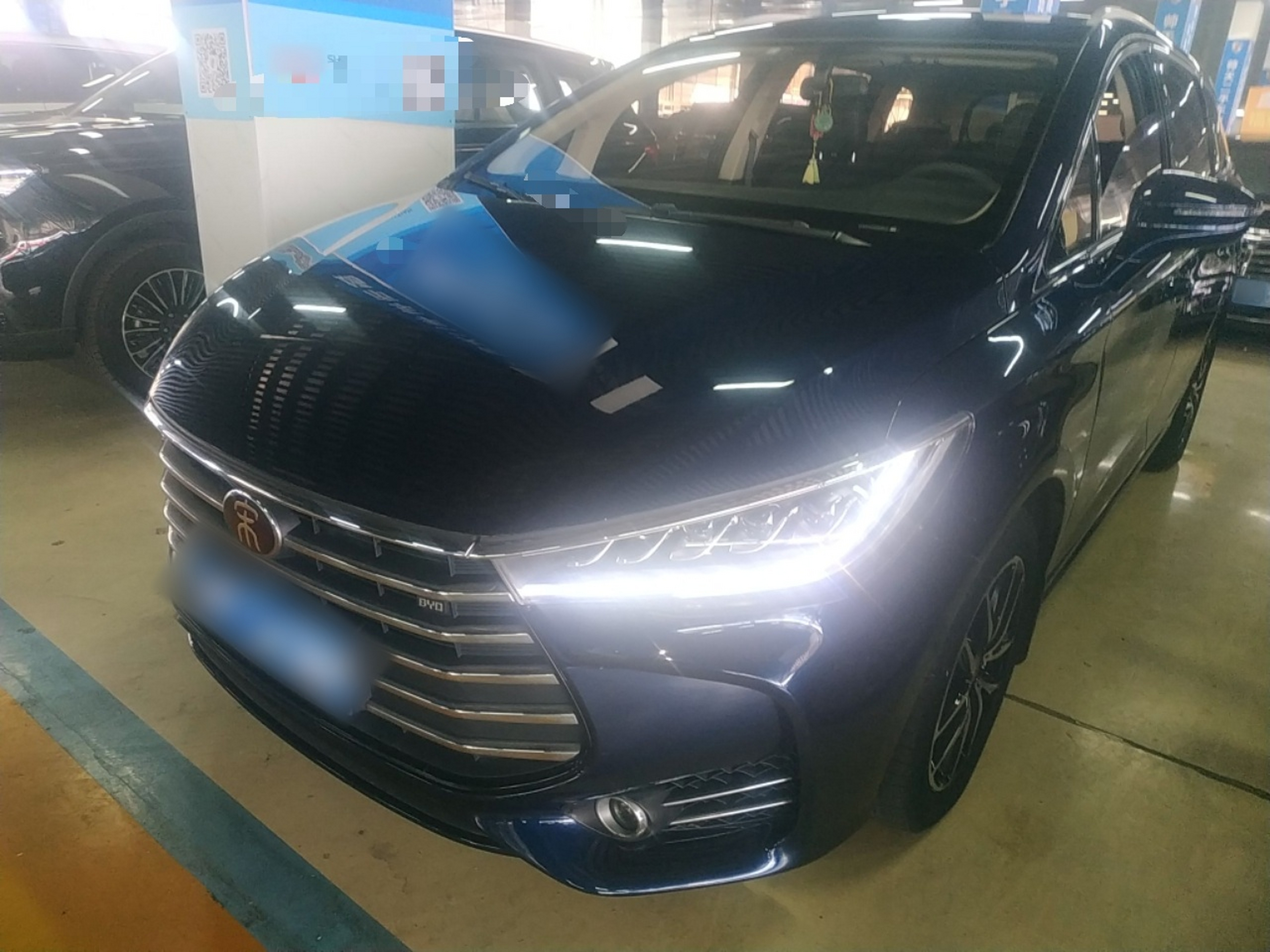 Под передней частью автомобиля