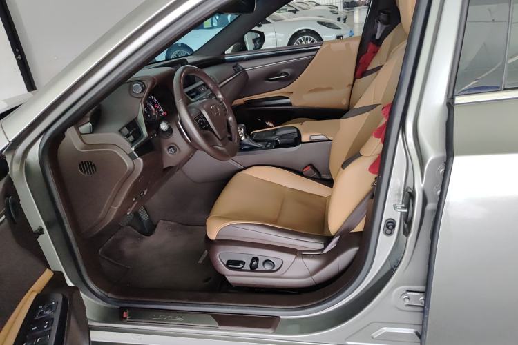 Used Lexus ES  Left Front Seat