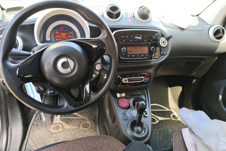 Used smart fortwo 2015 1.0L 52 kW hardtop Dynamic version
