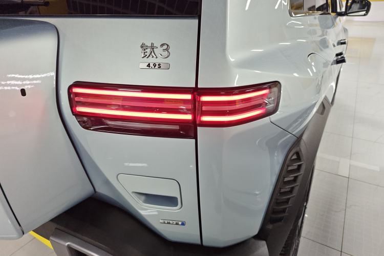 Used Formula Leopard Titanium 3 2025 501KM All-Wheel Drive Intelligent Driving Ultra Version Right Rear Taillight