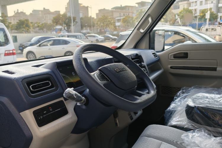 Used SRM New Energy E3L 2026 Model 325 KM CATL 41.86 kWh Smart Luxury 6/9-Seater Passenger Vehicle Interior 7