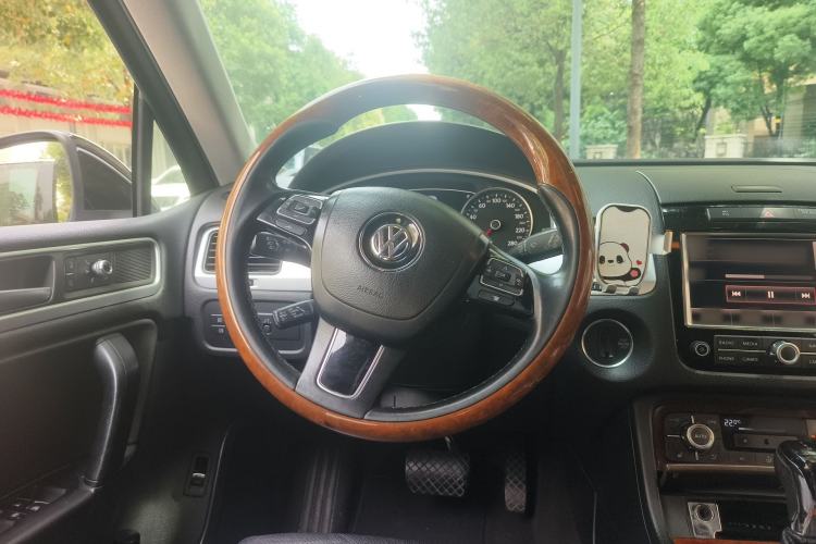 Used Volkswagen Touareg 2011 3.0 TDI Diesel High-End Model Steering Wheel