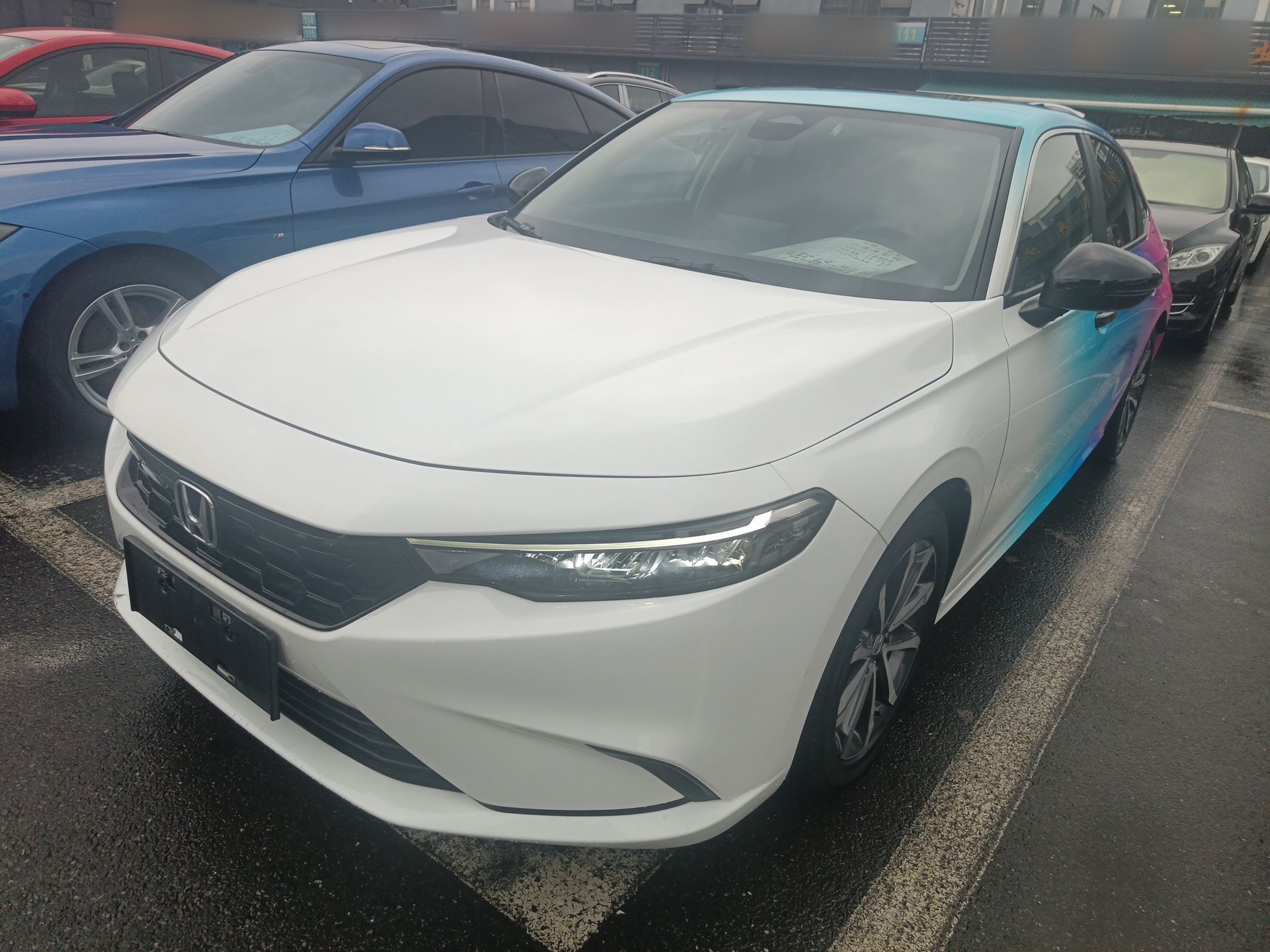 Под передней частью автомобиля