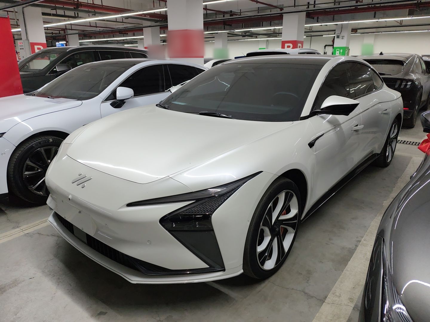 Под передней частью автомобиля