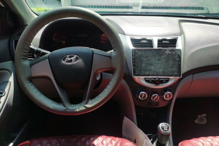 Used Hyundai Verna (older generation) 2014 1.4L Manual Smart GLS Trim Center Console