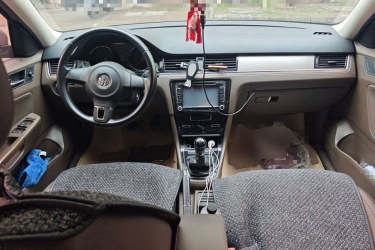 Used Volkswagen Bora 2014 1.6L Manual Comfort Model Center Console
