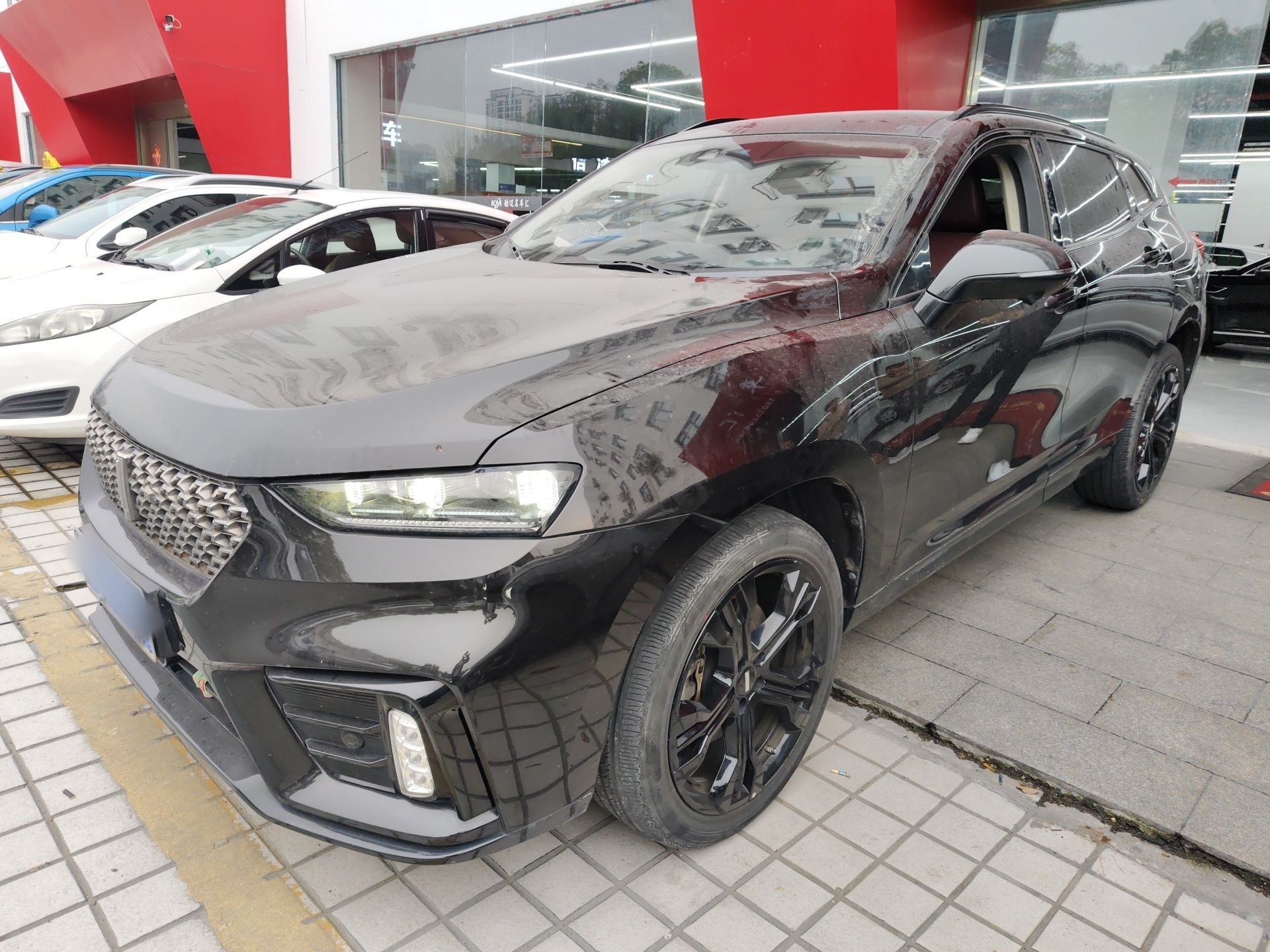 Под передней частью автомобиля