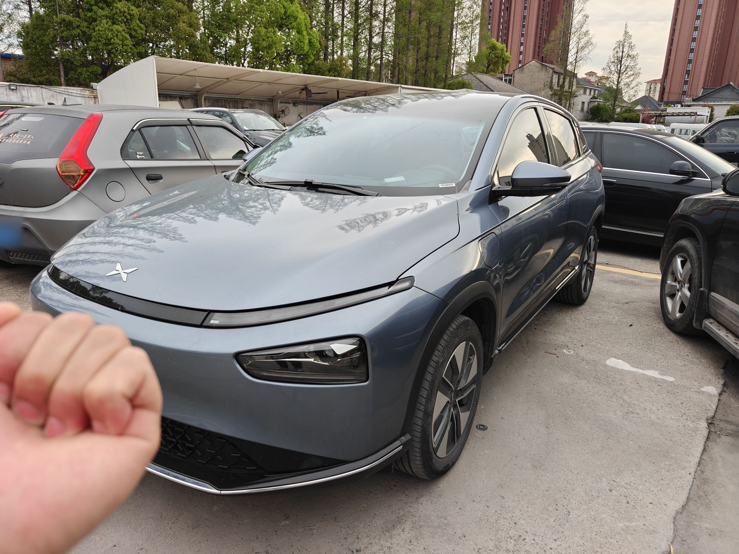 Под передней частью автомобиля