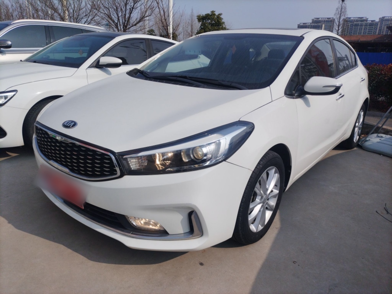 Под передней частью автомобиля