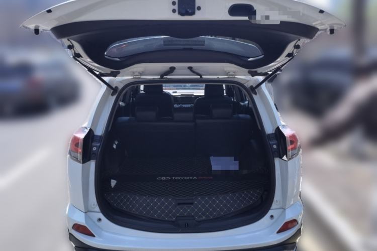 Used Toyota RAV4 2019 2.0L CVT Two-Wheel Drive Luxury Version China VI Standard Trunk