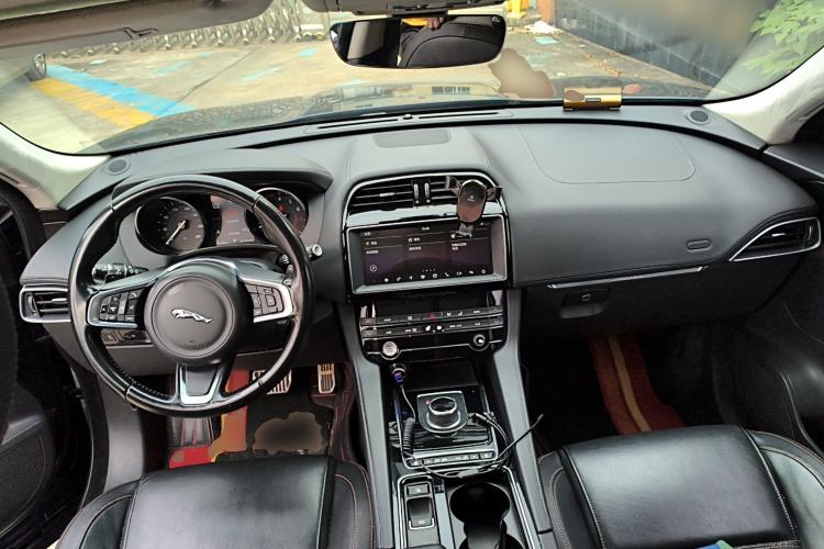 Used Jaguar F-PACE 2019 2.0T Four-Wheel Drive Urban Luxury Edition Center Console