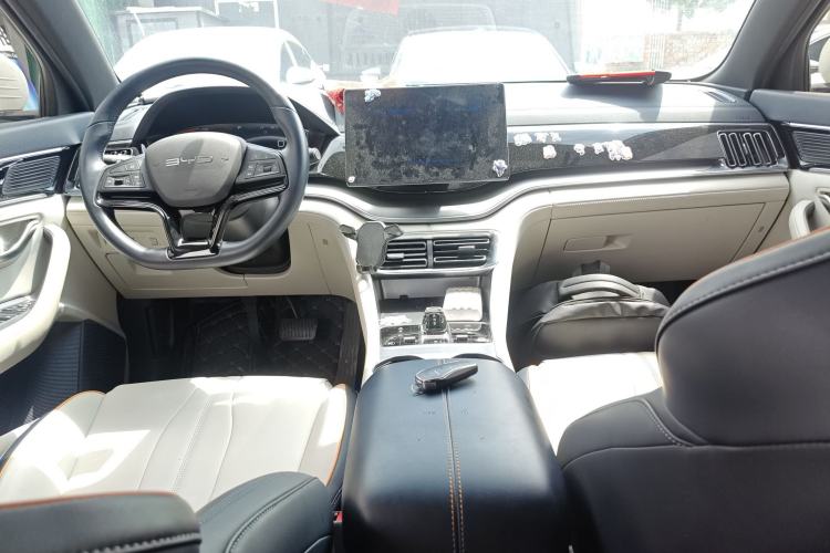 Used BYD Song PLUS New Energy 2023 Champion Edition EV 520KM Luxury Model Center Console