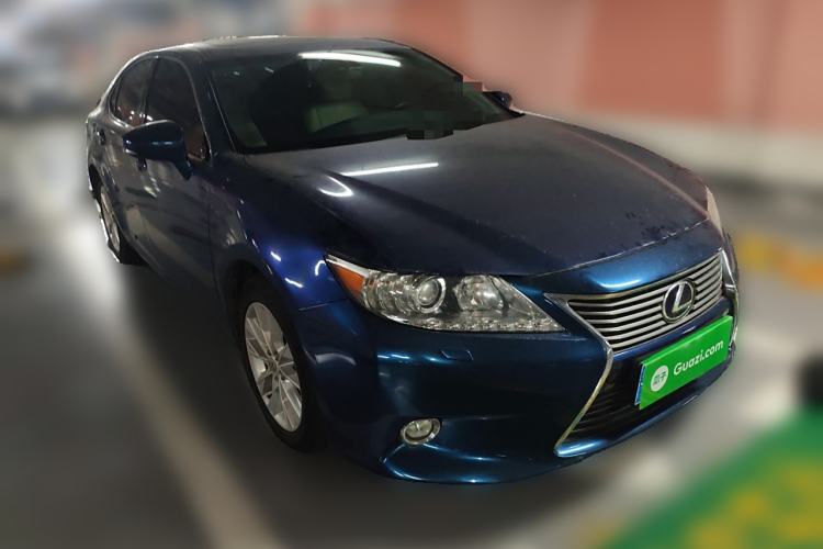 Used Lexus ES 2014 300h Elite Edition Front Right 45 Deg