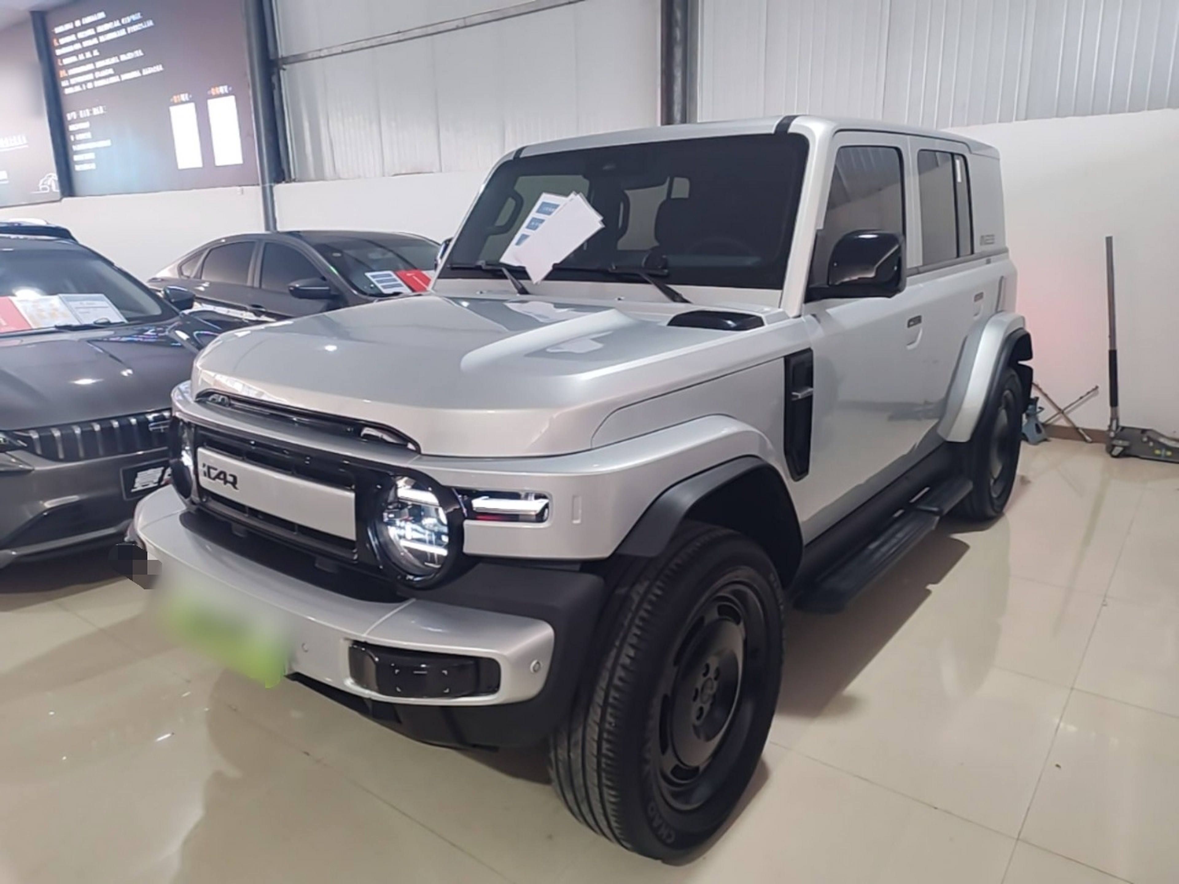 Под передней частью автомобиля