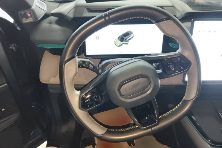 Used Lynk & Co 08 EM-P 2025 220 km All-Wheel-Drive Performance Halo
