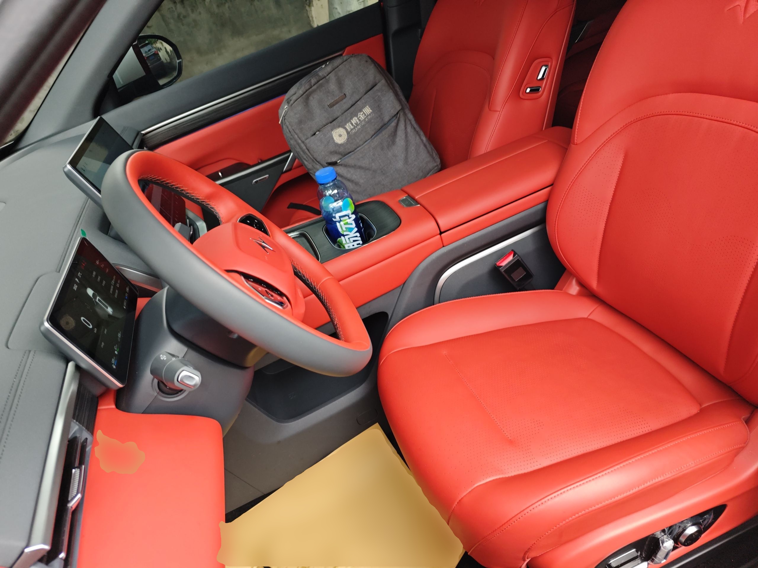 المقاعد الأمامية داخل السيارة