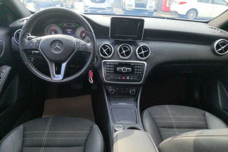 Used Mercedes-Benz A-Class 2015 A 200 Fashion Model Center Console