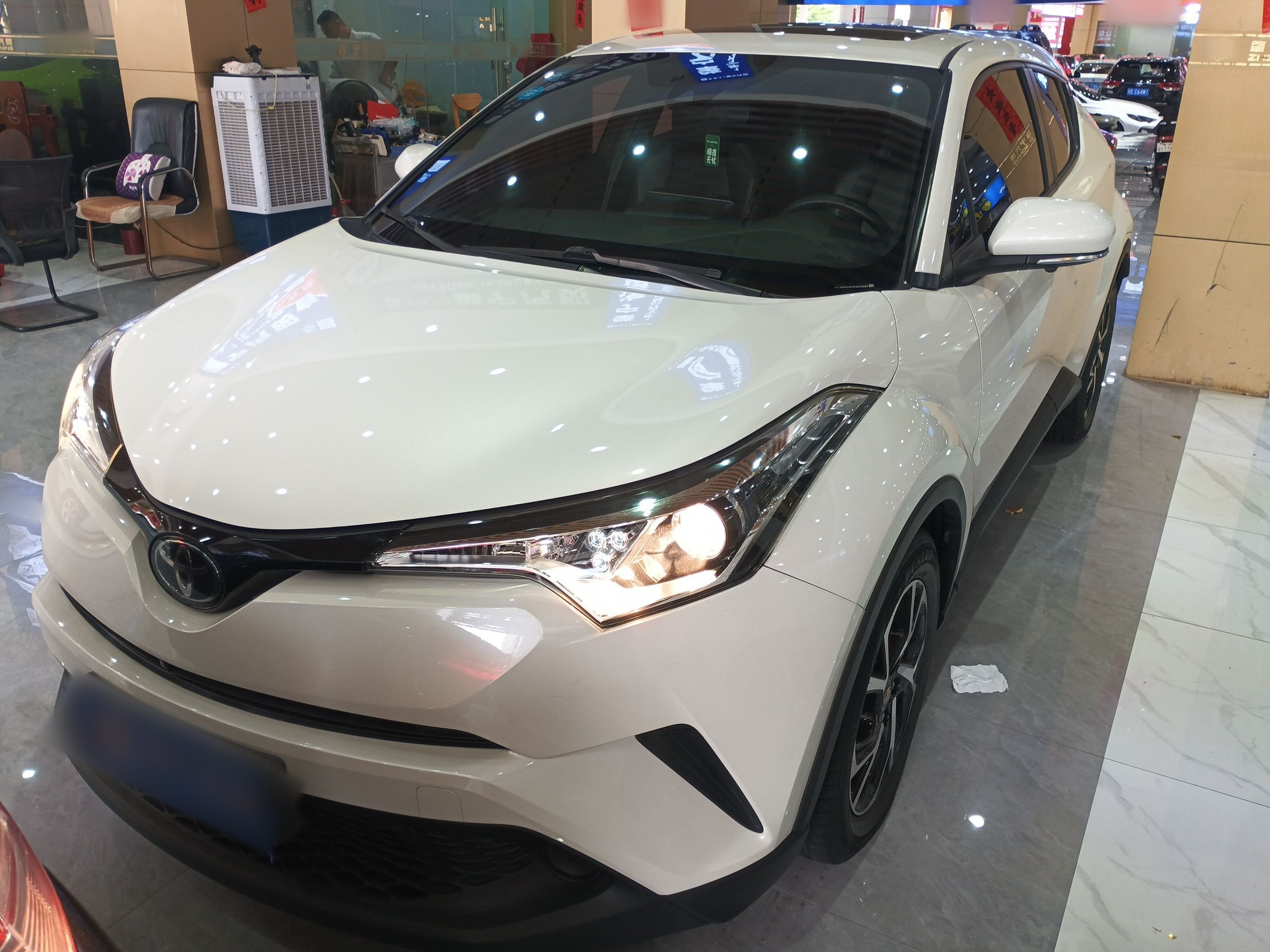 تحت مقدمة السيارة