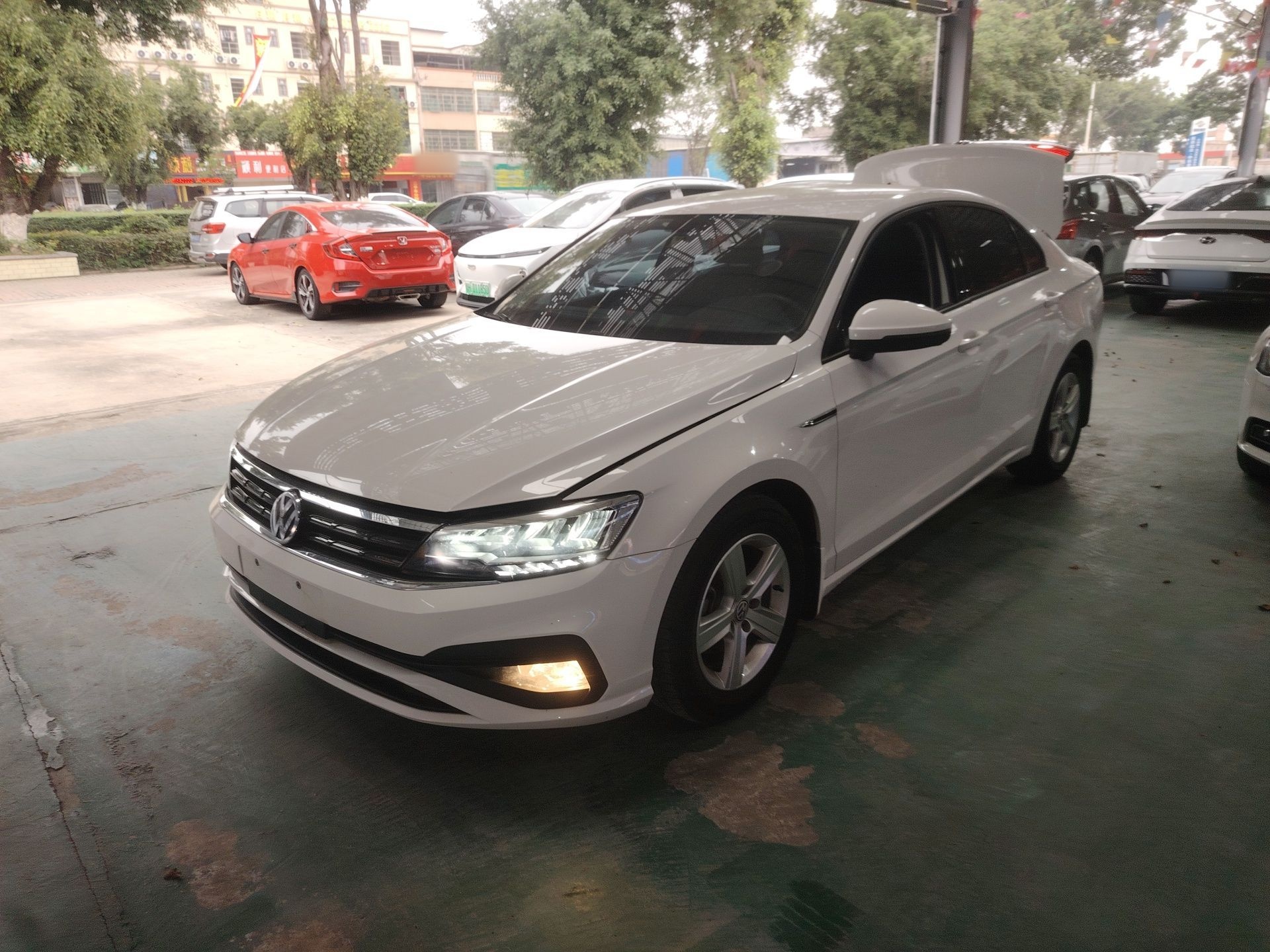 تحت مقدمة السيارة