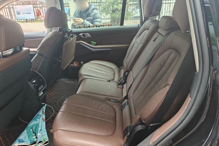 Used BMW X7 2022 xDrive40i Luxury Package with Leading Features Left Rear Seat