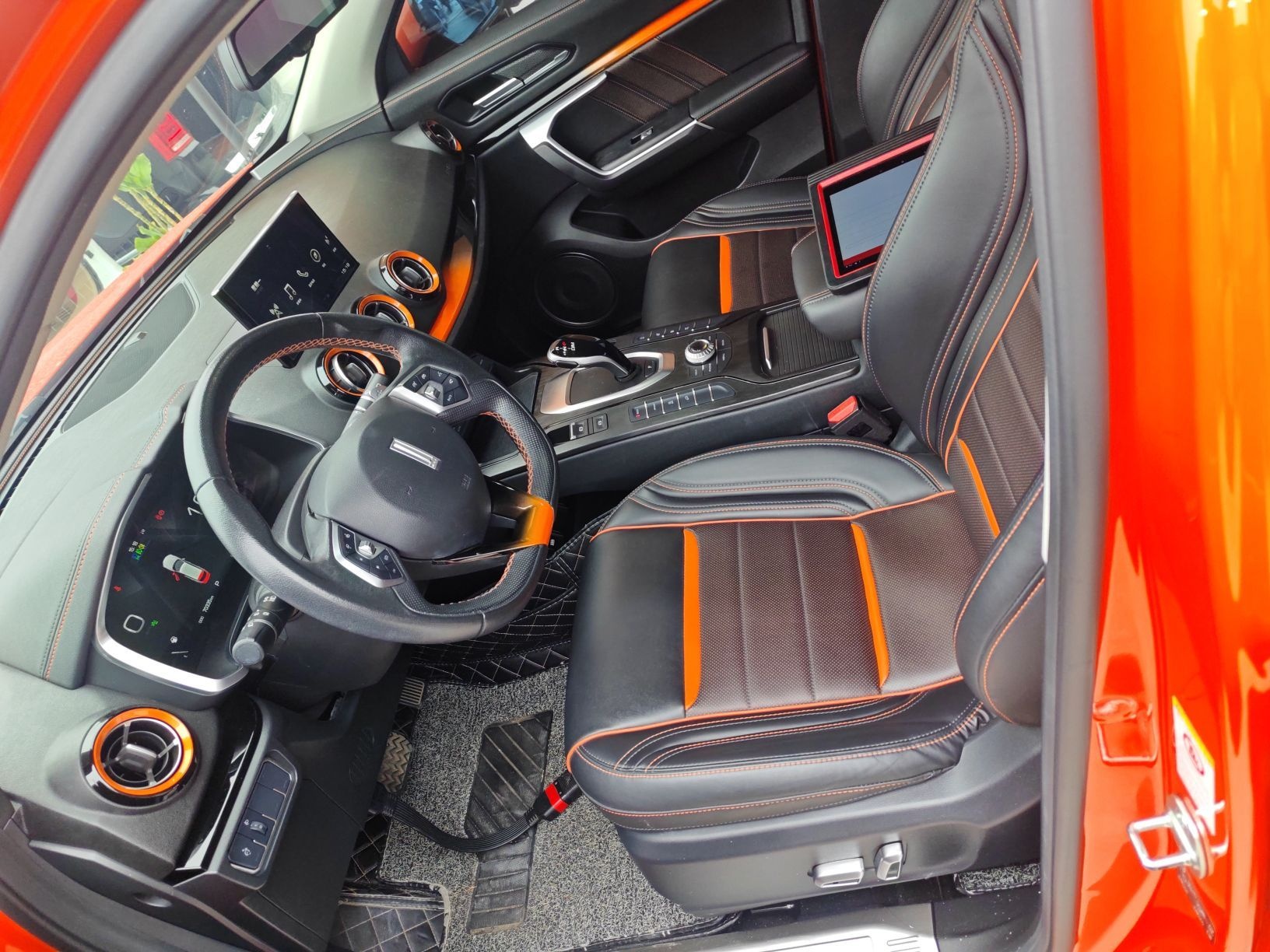 المقاعد الأمامية داخل السيارة