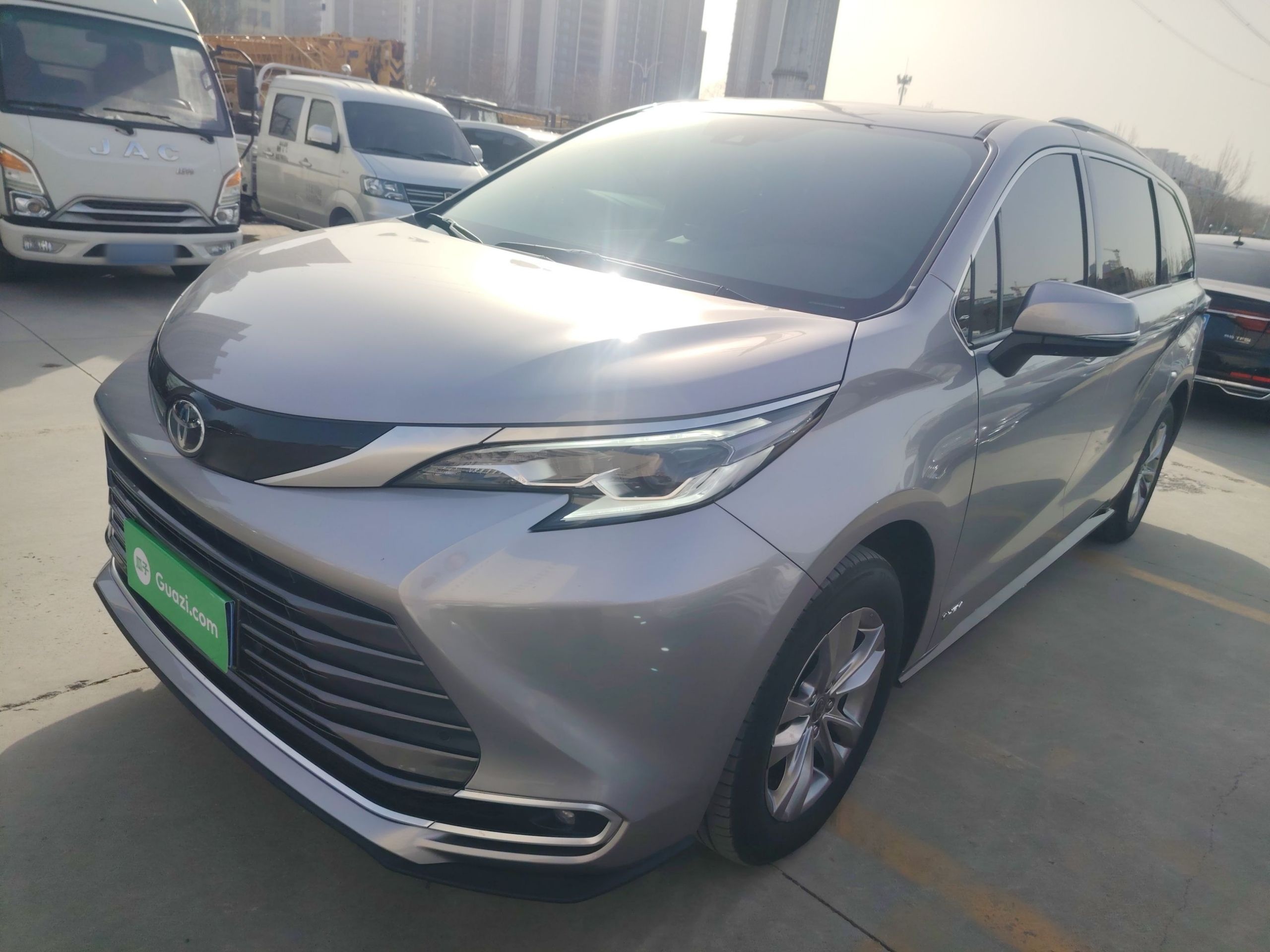 تحت مقدمة السيارة