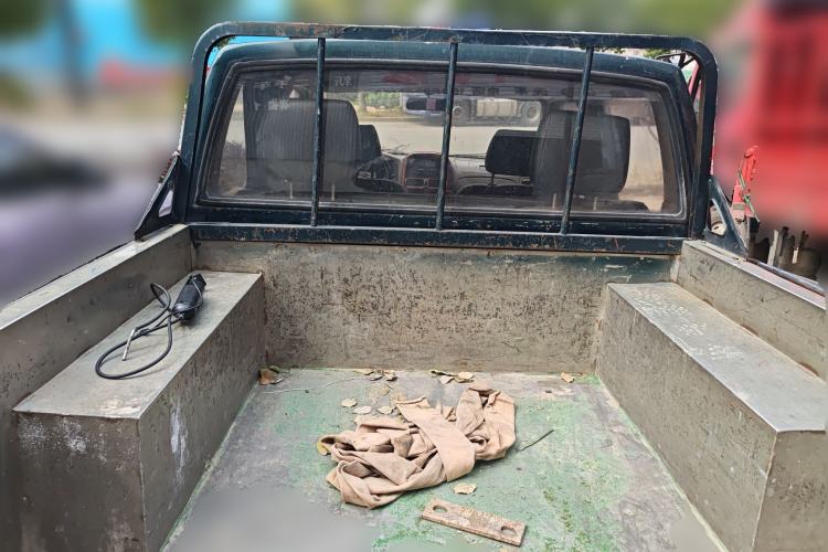 Used Nissan D22 2013 2.4L Gasoline Two-Wheel-Drive Standard Model Trunk