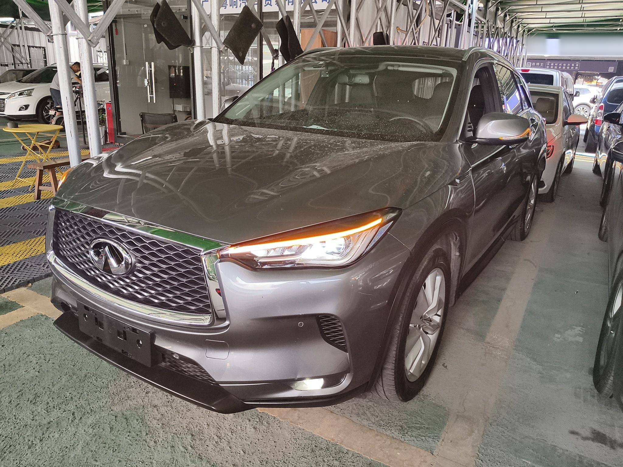 تحت مقدمة السيارة