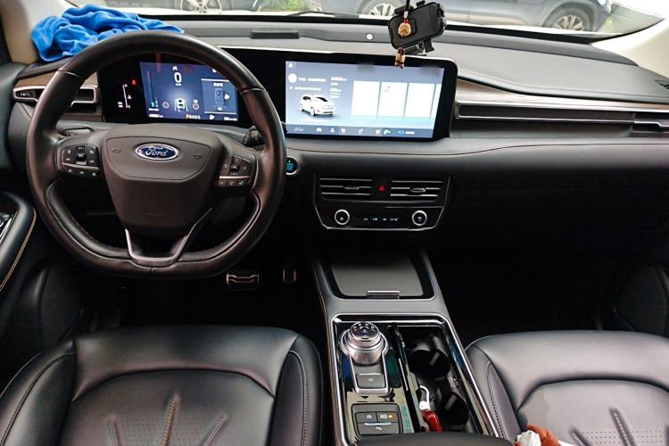 Used Ford Edge 2021 Facelifted PLUS EcoBoost 245 Two-Wheel Drive XLT 7-Seater Center Console