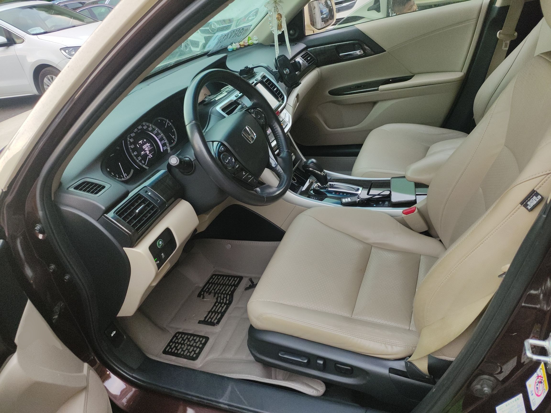 Переднее сиденье в автомобиле