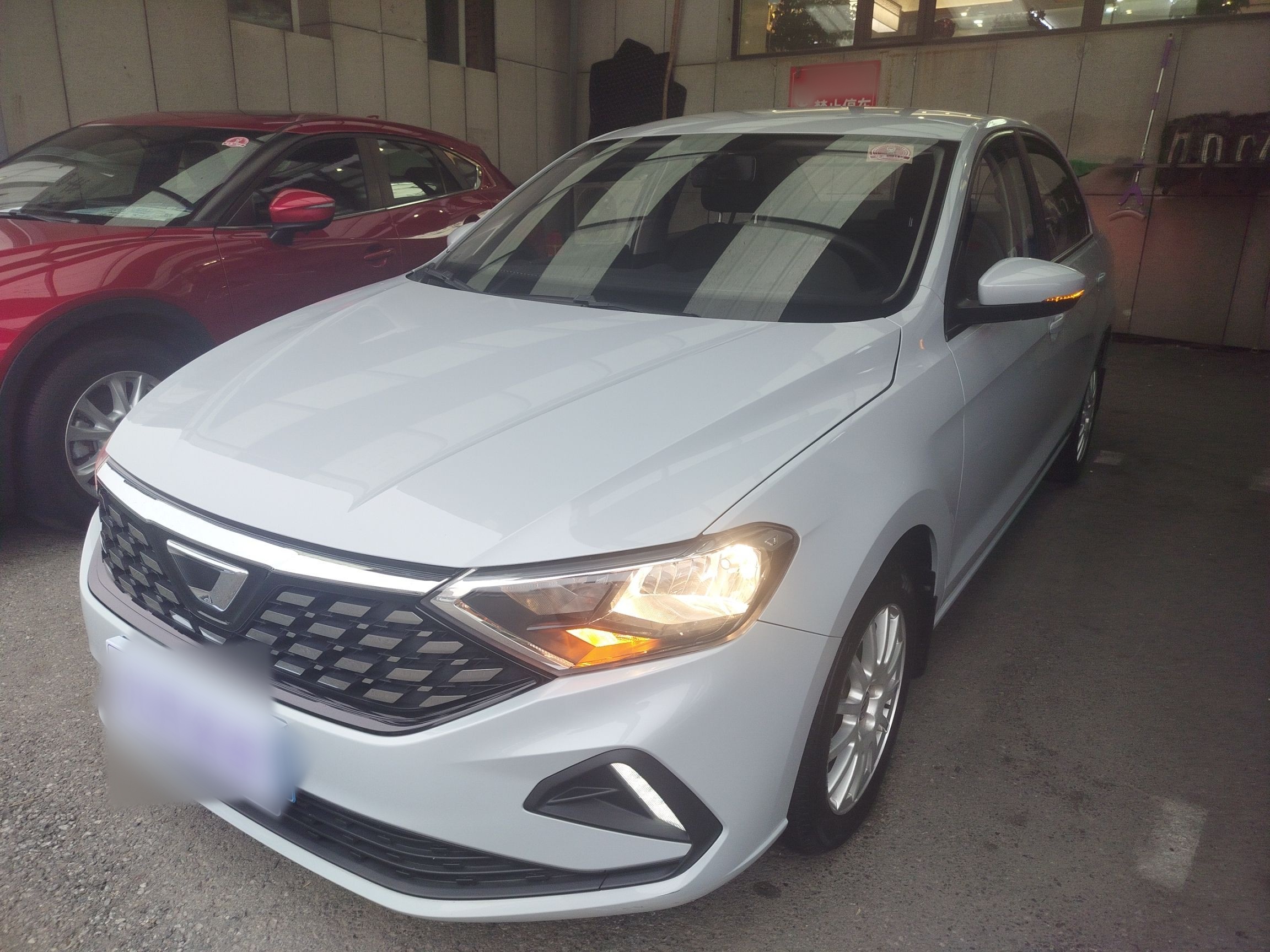 تحت مقدمة السيارة