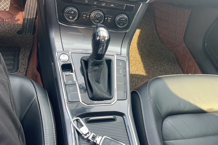 Used Volkswagen Passat 2015 1.8TSI DSG Prestige Edition Gear Lever