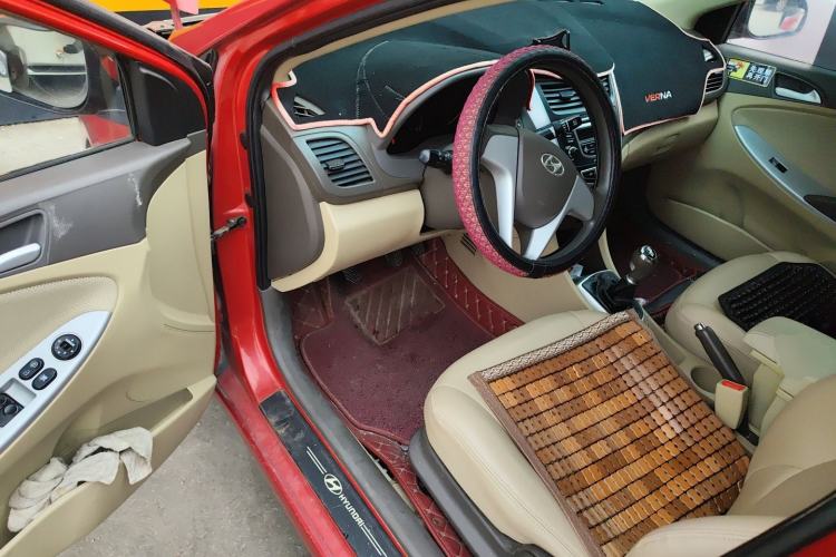 Used Hyundai Verna (older generation) 2010 Sedan 1.4L Manual Comfort GS Driver Seat