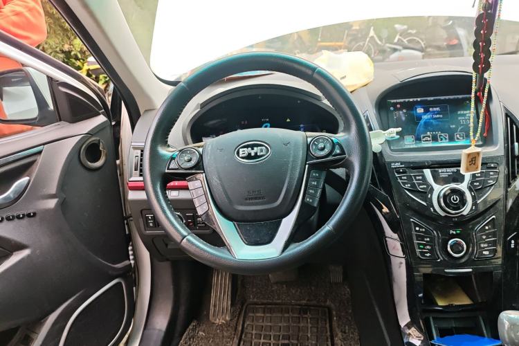 Used BYD Qin New Energy 2014 1.5T Cool Black Knight Flagship Model
