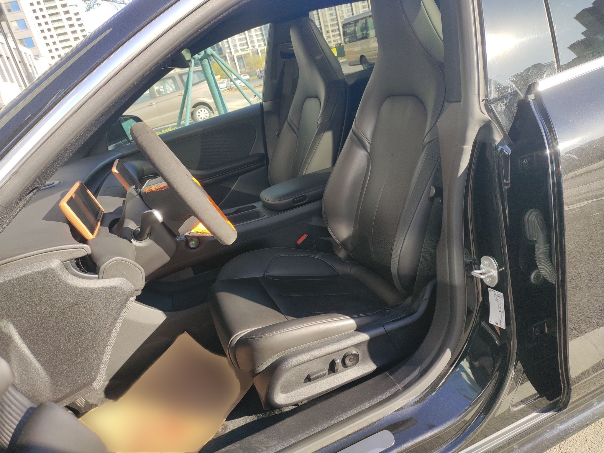 Переднее сиденье в автомобиле