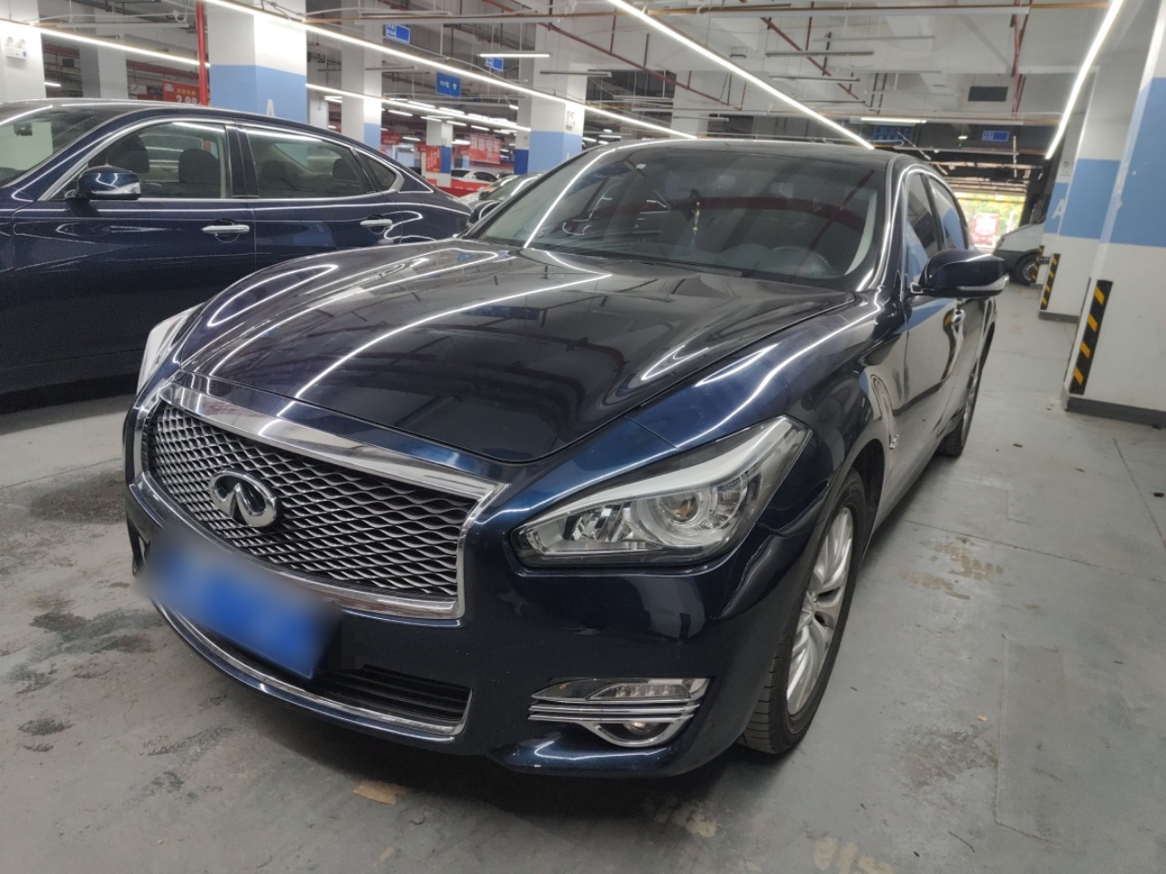 تحت مقدمة السيارة