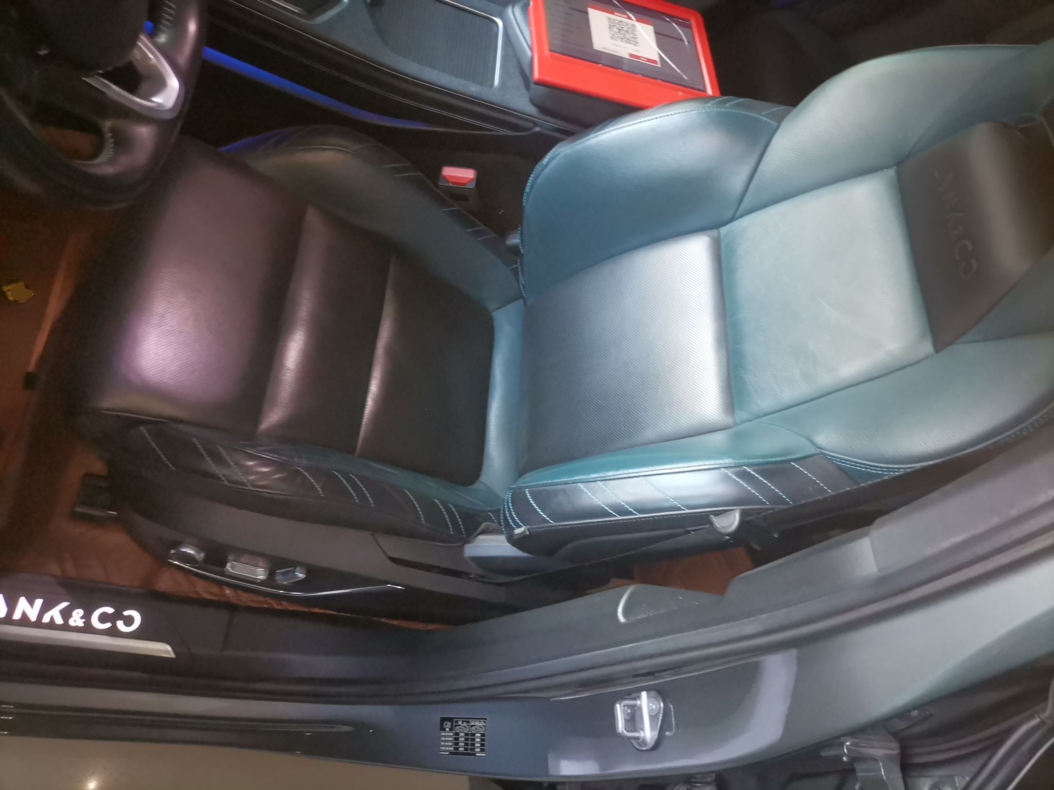 المقاعد الأمامية داخل السيارة