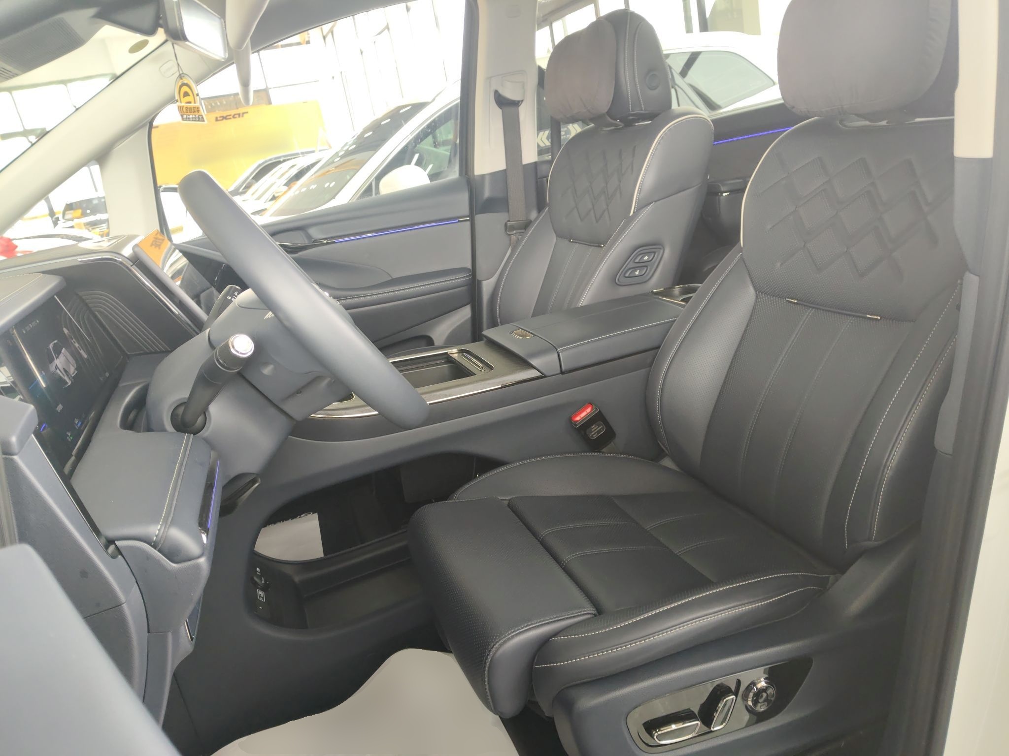 المقاعد الأمامية داخل السيارة