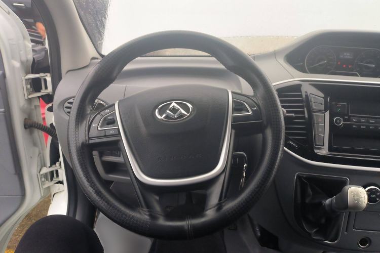 Used SAIC MAXUS Xintu V80 2018 2.5T 6-speed manual Aoyuntong short-wheelbase ultra-low roof 5- or 6-seat model Steering Wheel