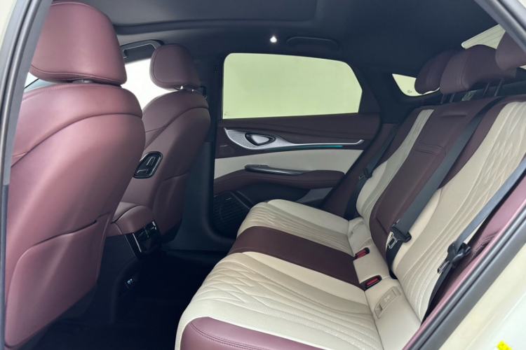 Used BYD Seal 2023 DM-i 1.5T 121km Flagship Model Interior 4