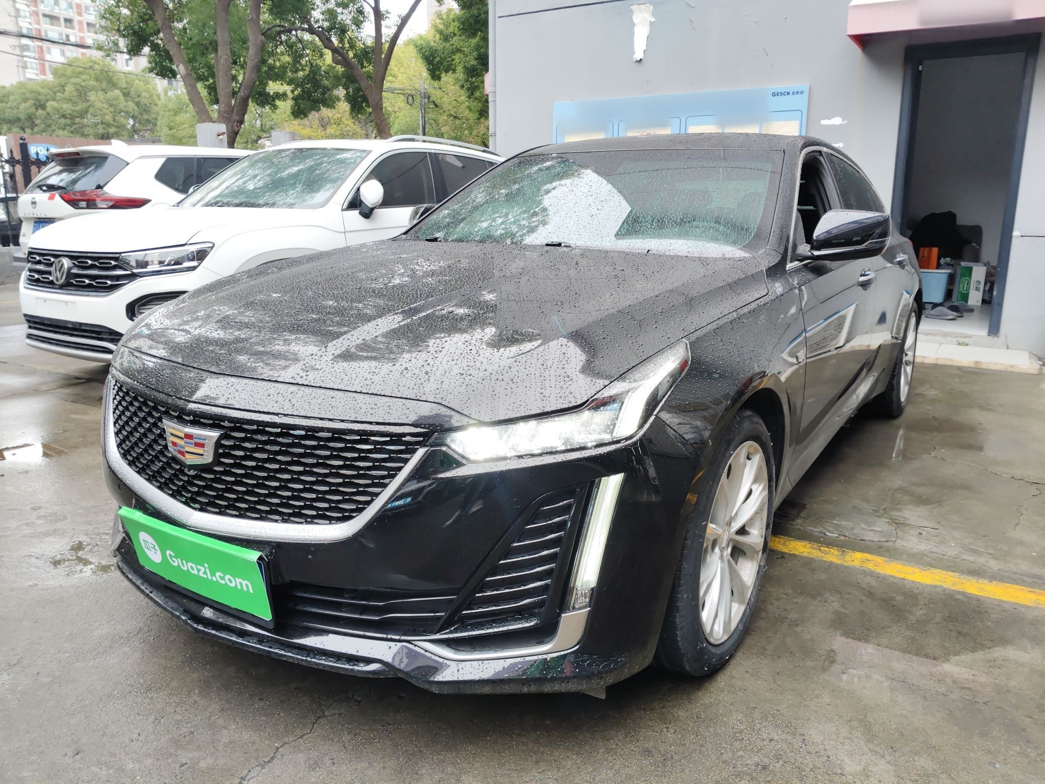 Под передней частью автомобиля