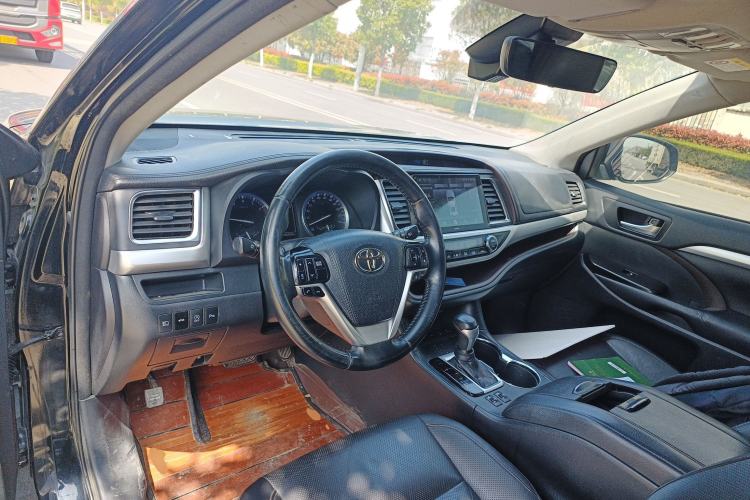 Used Toyota Highlander 2018 2.0T Four-Wheel Drive Luxury Edition 7 Seats China V Emission Standard Center Console