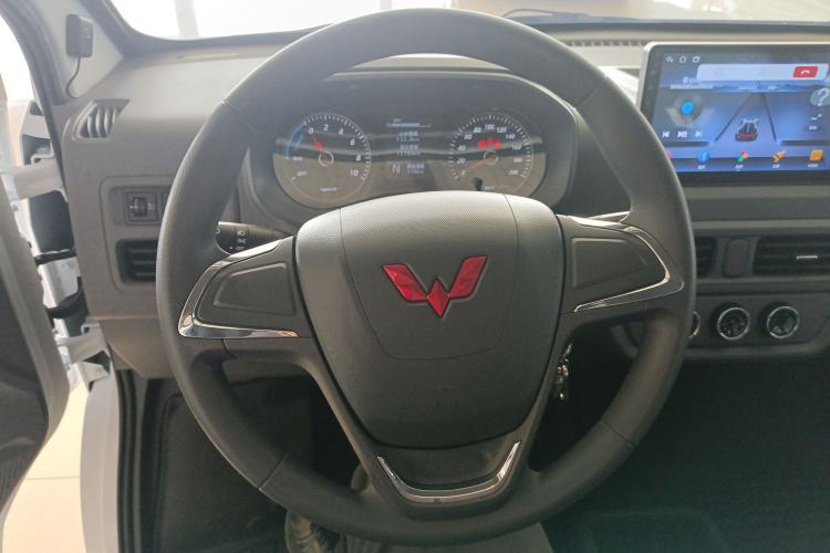 Used Wuling Yangguang 2024 300KM Comfort Version Passenger Van 75kW Steering Wheel